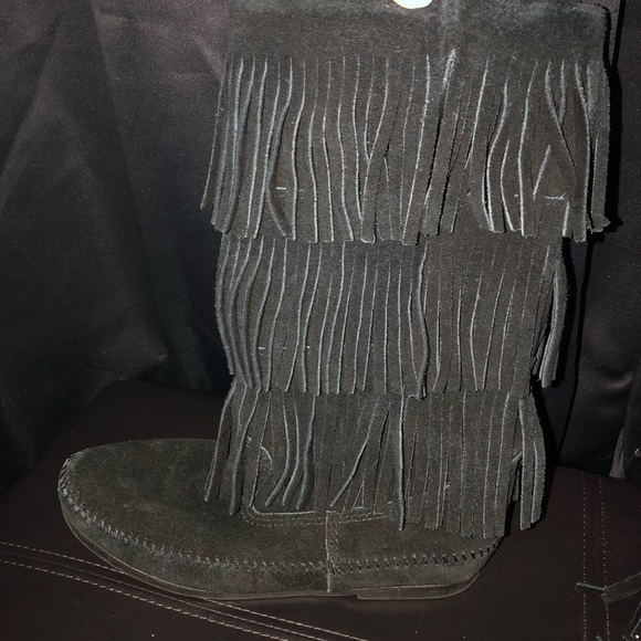 Minnetonka Three Tier Black Fringe Boots - Picture 2 of 3